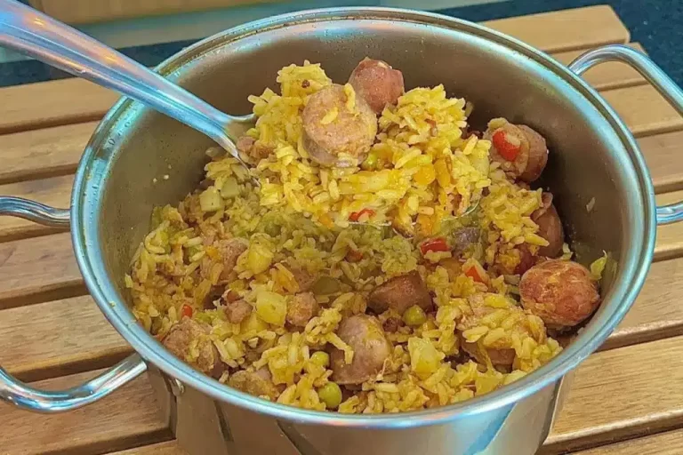 Arroz recheado feito em uma panela só