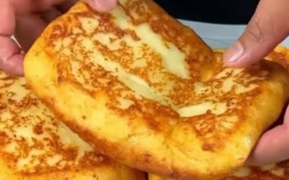 Batatas cozidas e douradas na frigideira