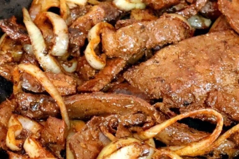 Bife de fígado acebolado macio e bem temperado