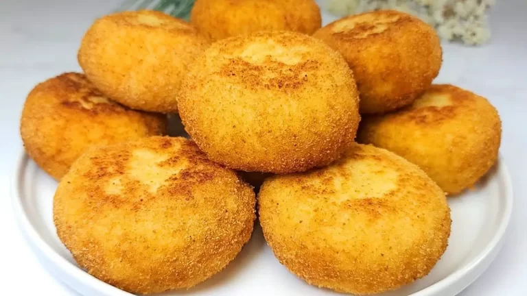 Bolinho de arroz recheado com carne moída