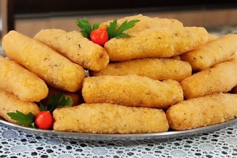 Bolinho de Mandioca frito que fica cremoso por dentro e crocante por fora