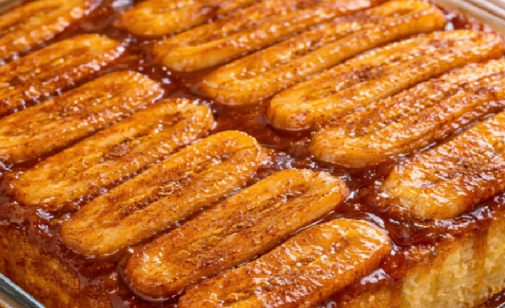 Bolo de Banana caramelizada na travessa