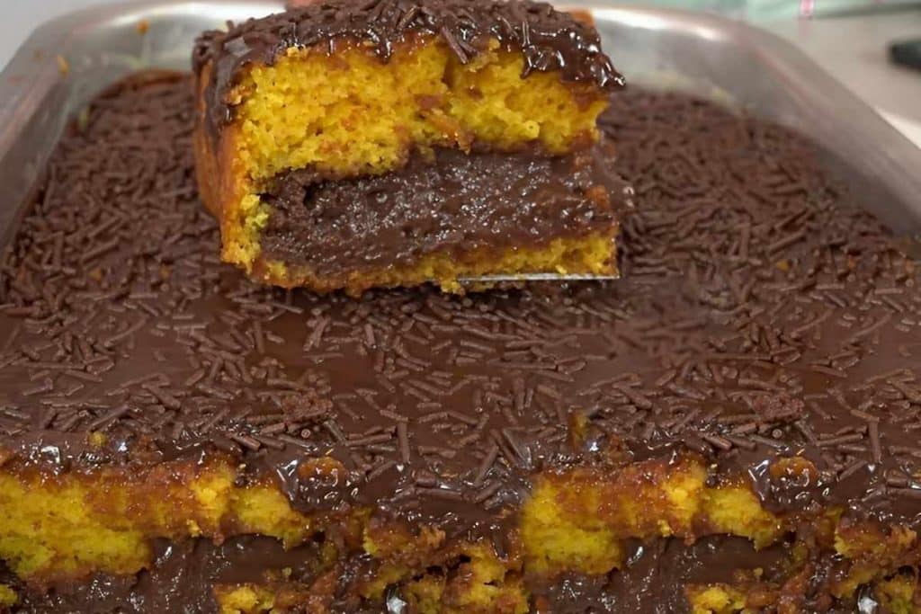 Bolo de Cenoura recheado com brigadeiro