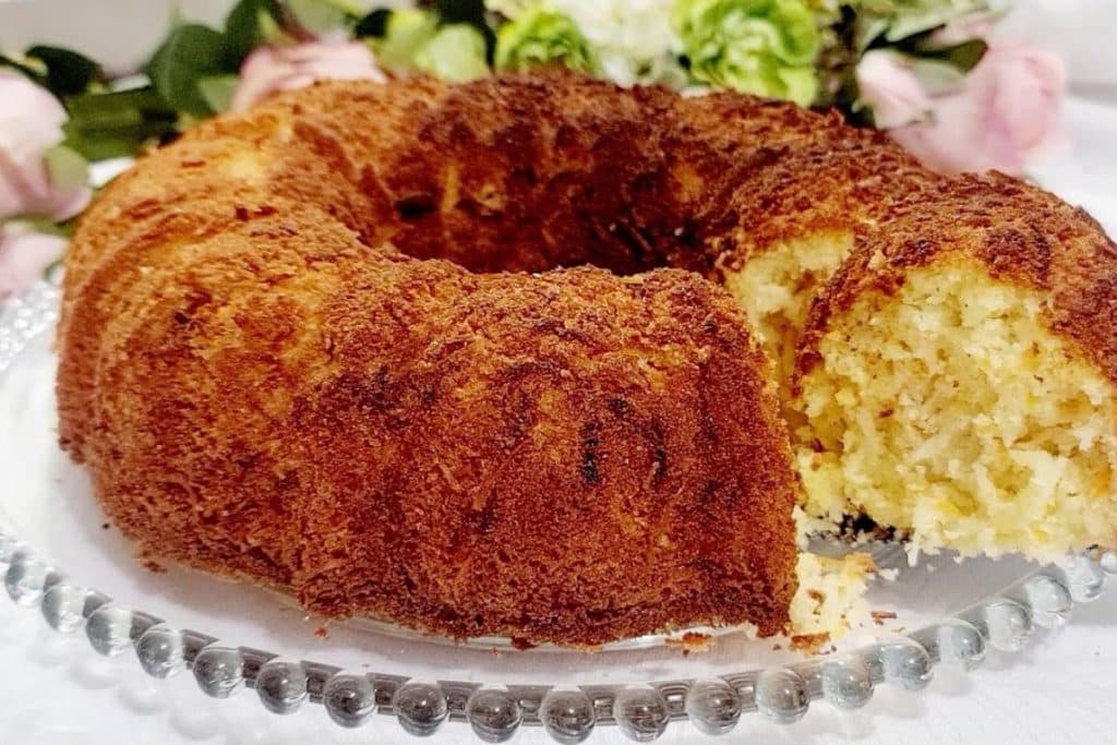 Bolo de coco com cenoura