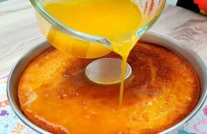 Bolo de laranja com calda quente