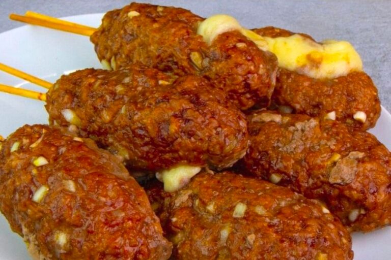 Bomba de Carne com queijo no palito