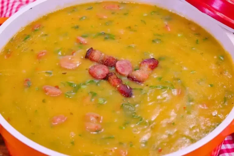 Caldo de mandioca bem temperadinho com bacon e linguiça calabresa