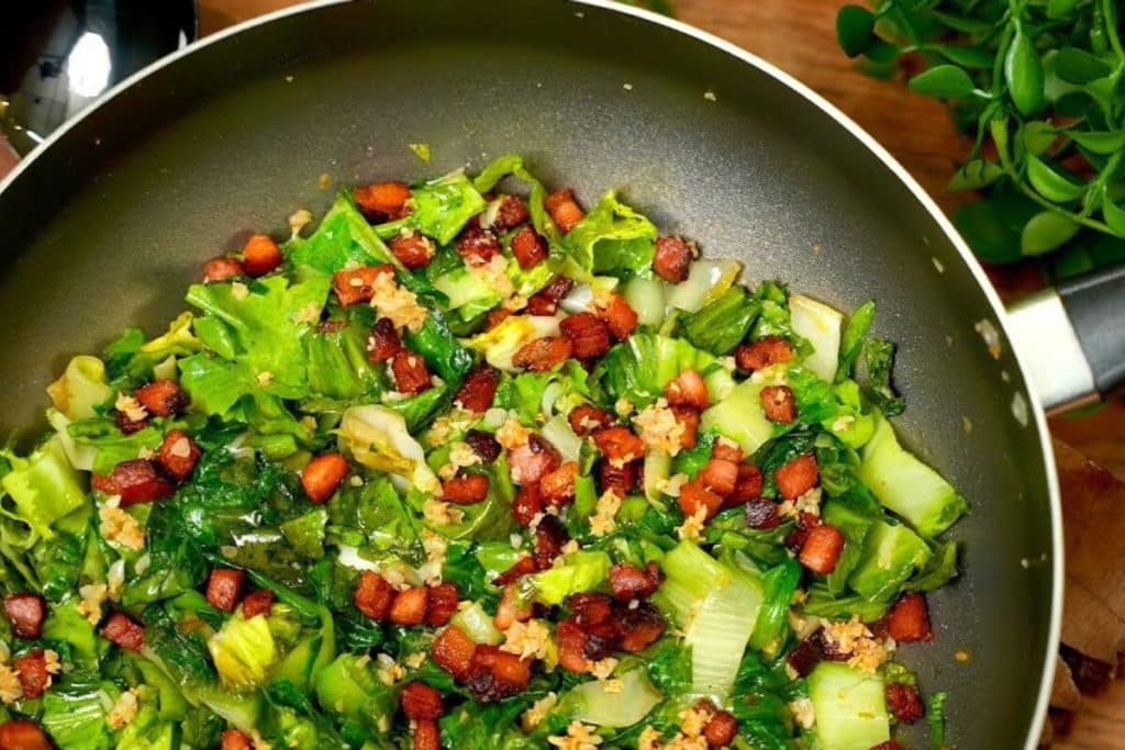Chicória refogada com bacon e alho