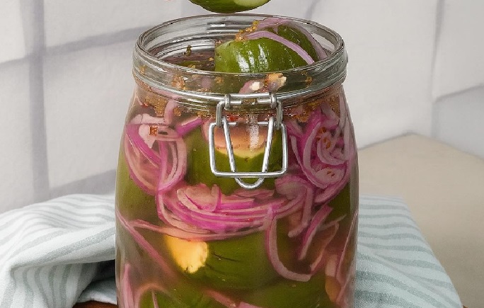 Jiló Curtido no Vinagre com Cebola Roxa