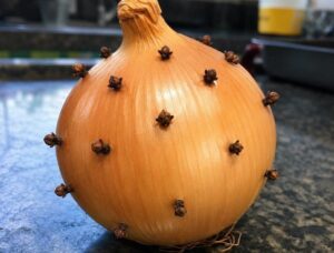 Cravos em uma cebola