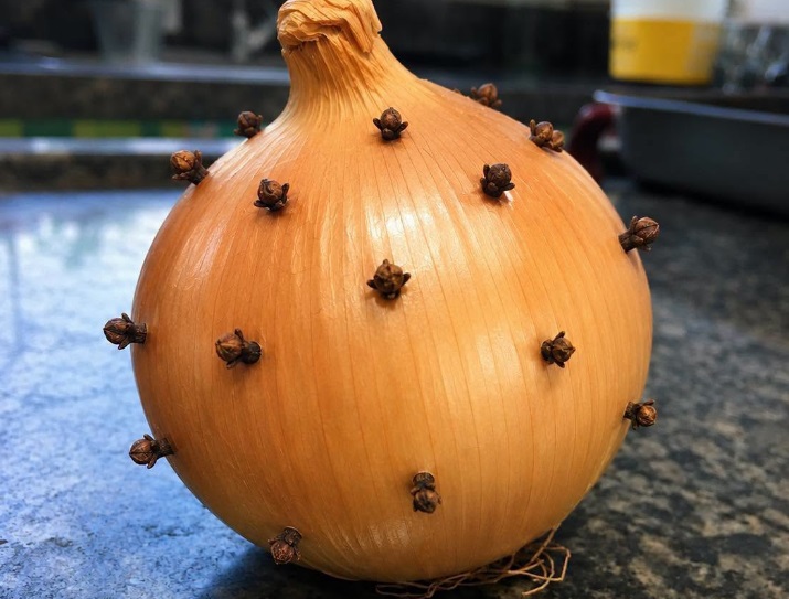 Cravos em uma cebola