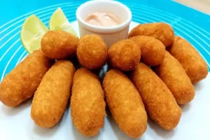 Croquete de frango sequinho por fora e suculento por dentro