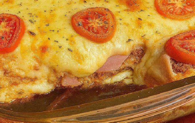 Lasanha bolonhesa com molho branco