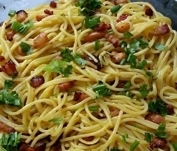 Macarrão ao alho e óleo com bacon