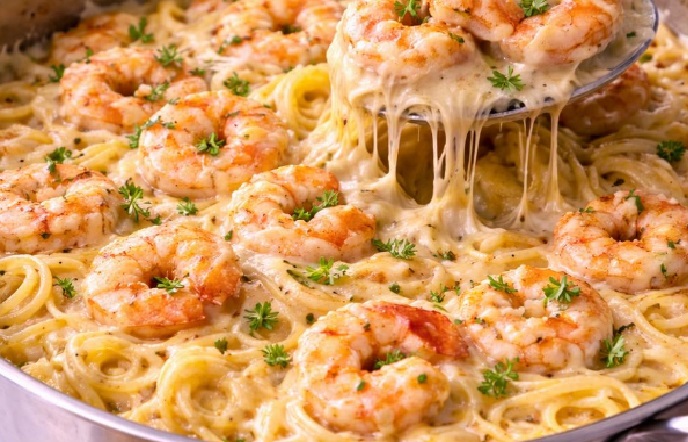 Macarrão Cremoso com Camarão e Queijo