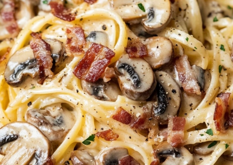 Macarrão cremoso com bacon e cogumelos