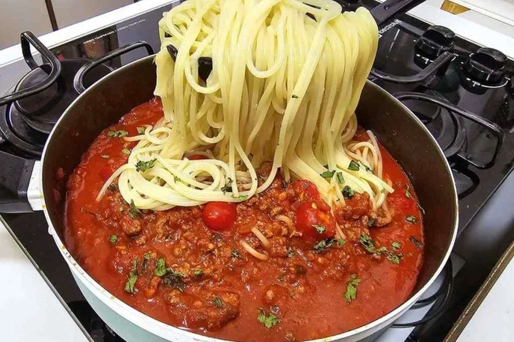 Macarronada com Carne moída e um molho secreto que você vai amar