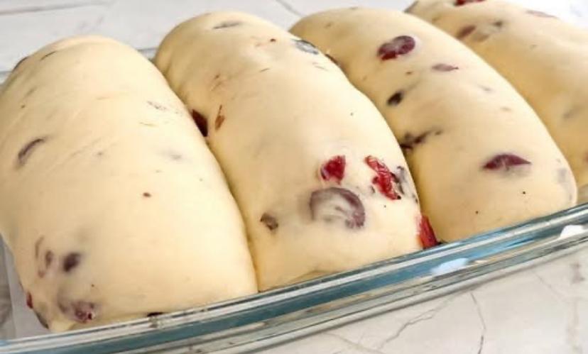 Pão de frutas secas com casca douradinha