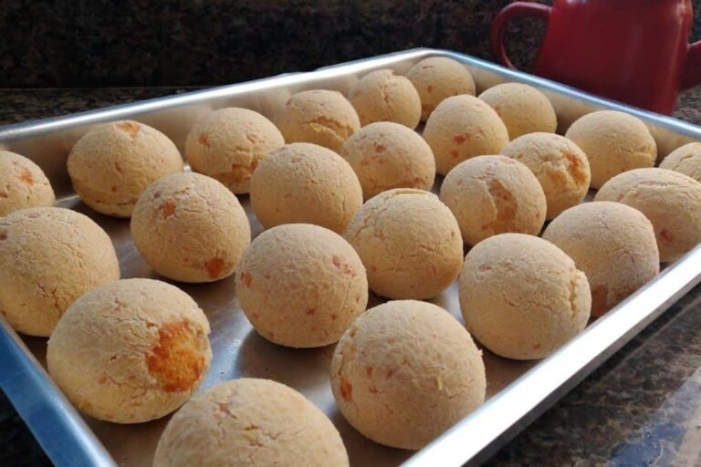 Pão de queijo mineiro perfeito com um segredo para não murchar depois de pronto