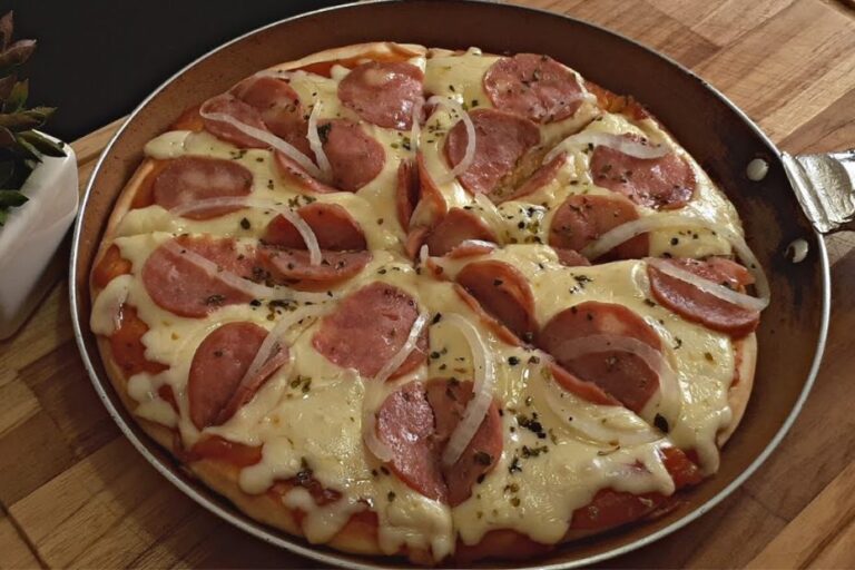 Pizza de frigideira sem forno, sem ovo e sem leite