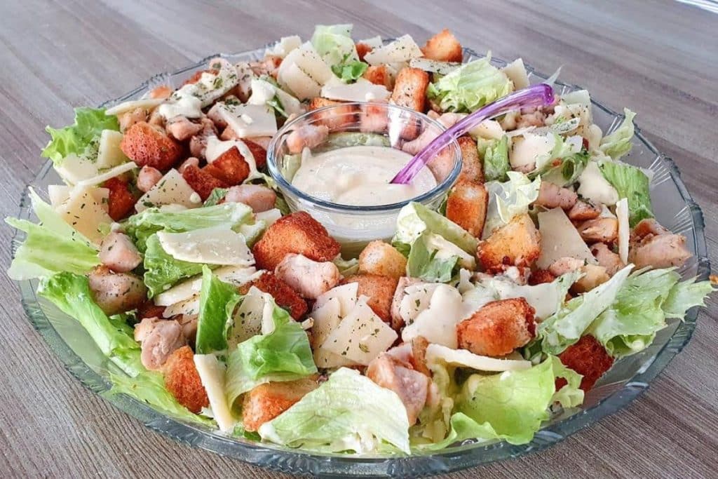 Salada caesar com frango