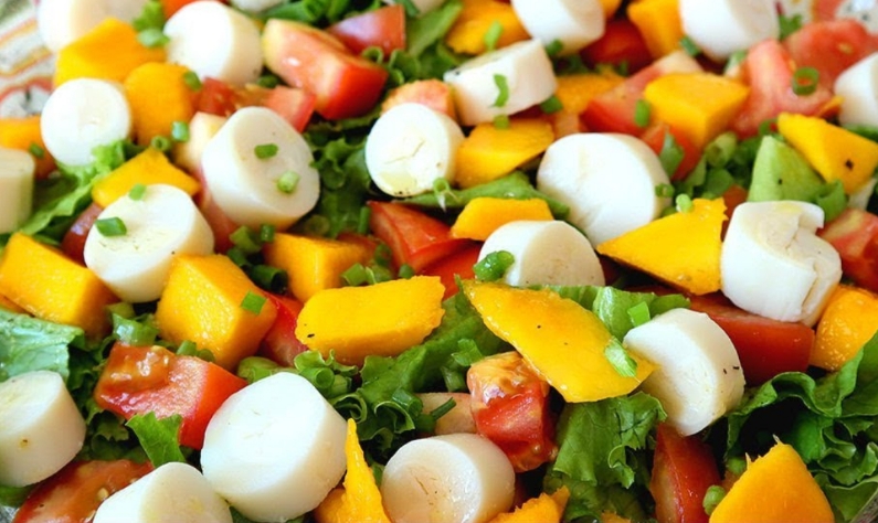 Salada tropical leve e deliciosa