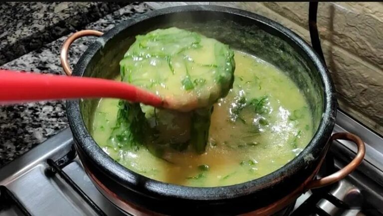 Sopa de fubá com couve