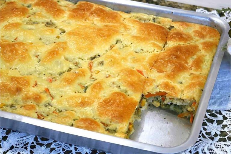 Torta de massa mole com recheio de sardinha e requeijão cremoso